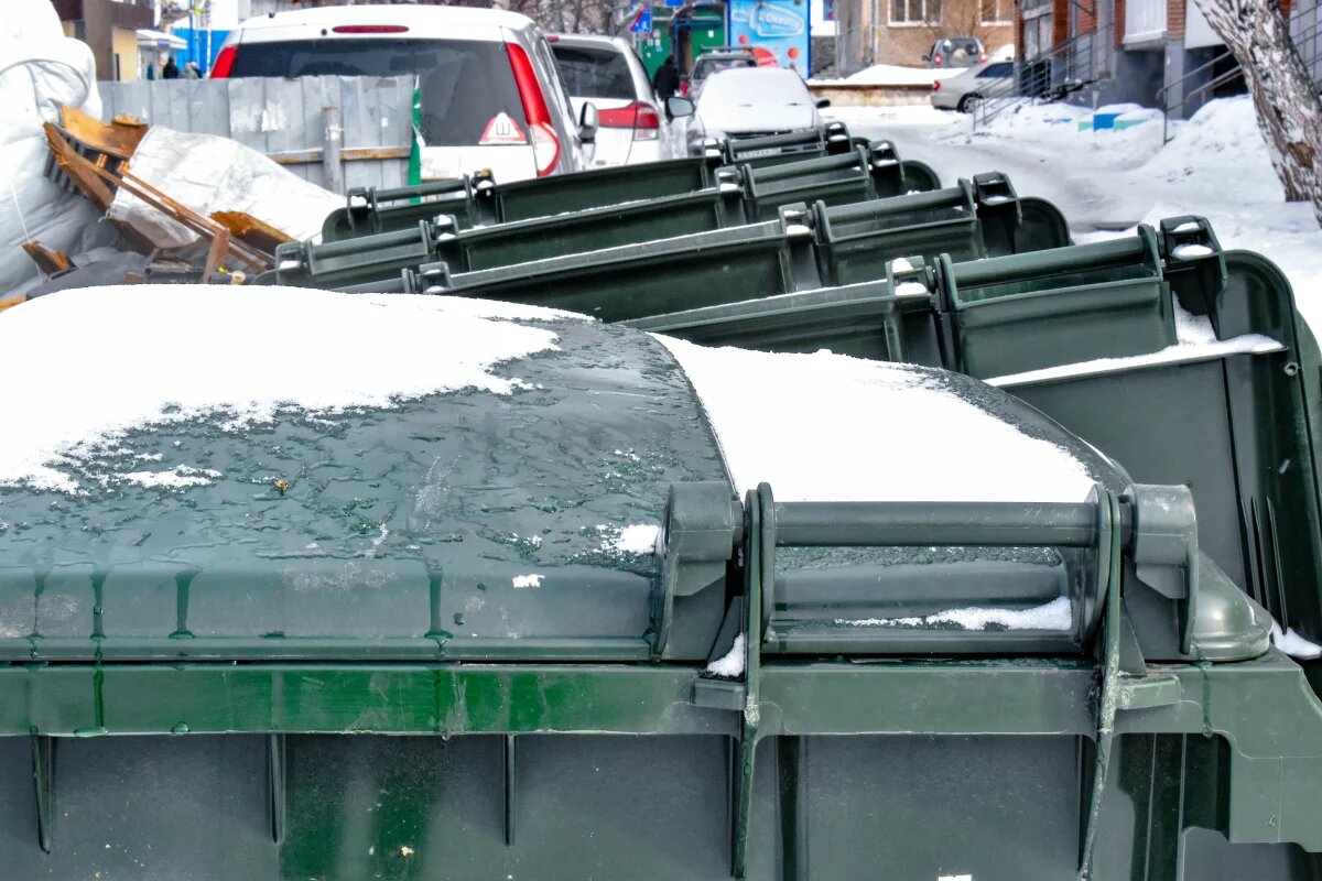    Тюменца оштрафовали за оставленный у мусорного контейнера детский столик