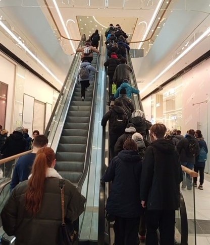    Поломка эскалаторов в день открытия ТРК "Голливуд" в Петербурге. Автор фото: Ермохин Сергей/ДП