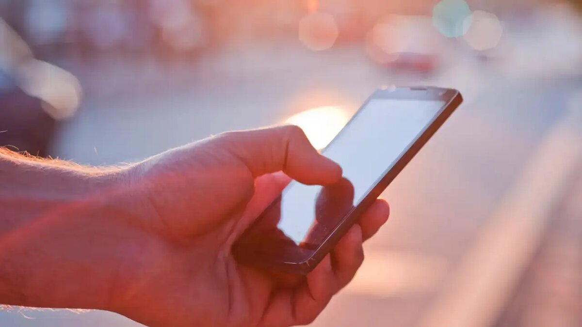    Сотовый телефон. © freepik.com