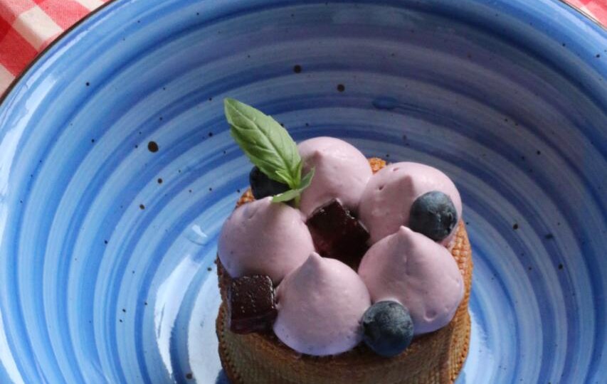 Рецепт эклера, в котором сочетаются сочная ежевика, яркий лайм и освежающая мята, от Оли Никитиной 🎀