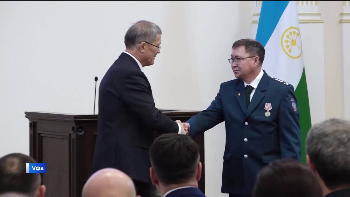    Глава Башкортостана поздравил работников и ветеранов налоговых органов с профессиональным праздником