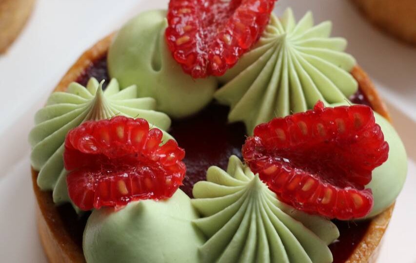 Идеальное сочетание ореховой нежности и яркой ягоды — тарт «Фисташка-Малина», который покоряет с первого кусочка от Оли Никитиной ✨