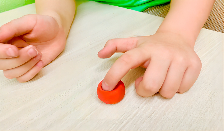 Делаем ямку на пластилиновом шарике