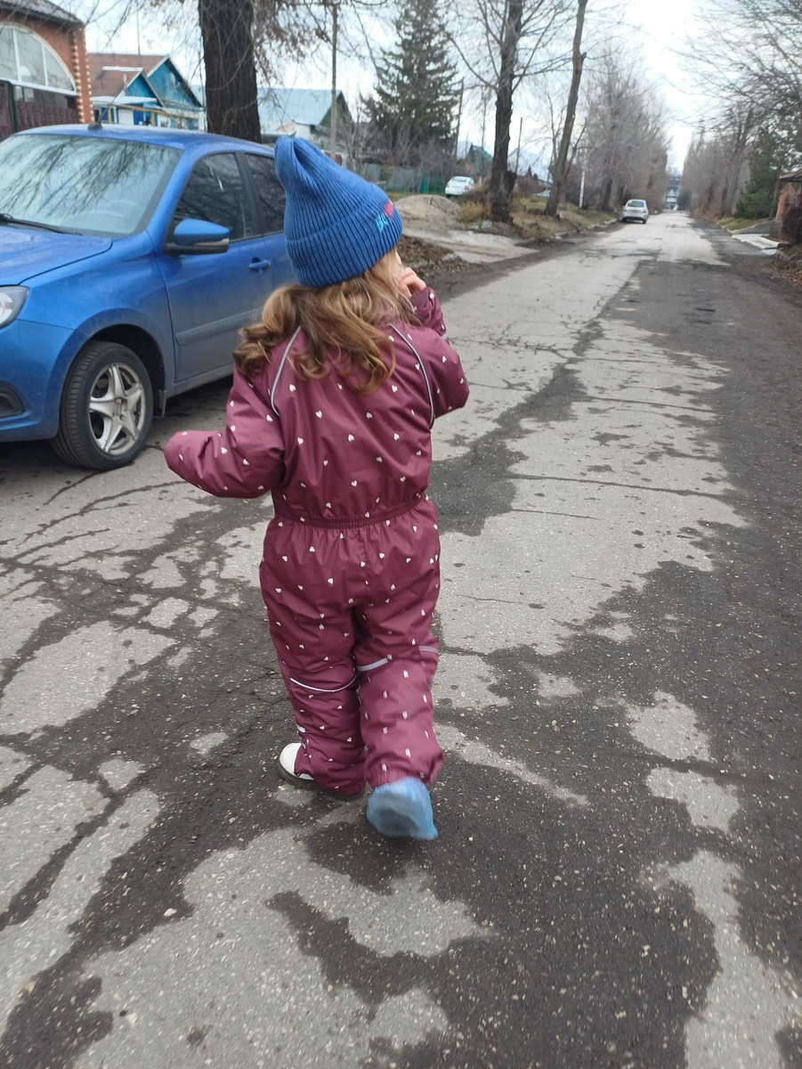 сегодняшнее возвращение из школы. Да, школа находится в частном секторе. Вот так там, по-деревенски...