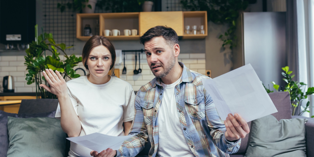 Бывший муж живёт в моей квартире с новой женой, и суд не может его выселить уже два года