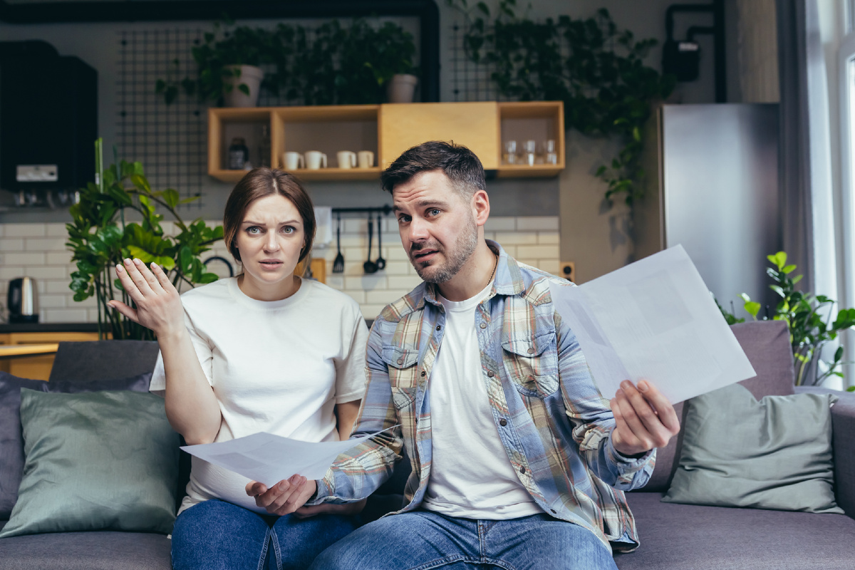 Бывший муж живёт в моей квартире с новой женой, и суд не может его выселить уже два года