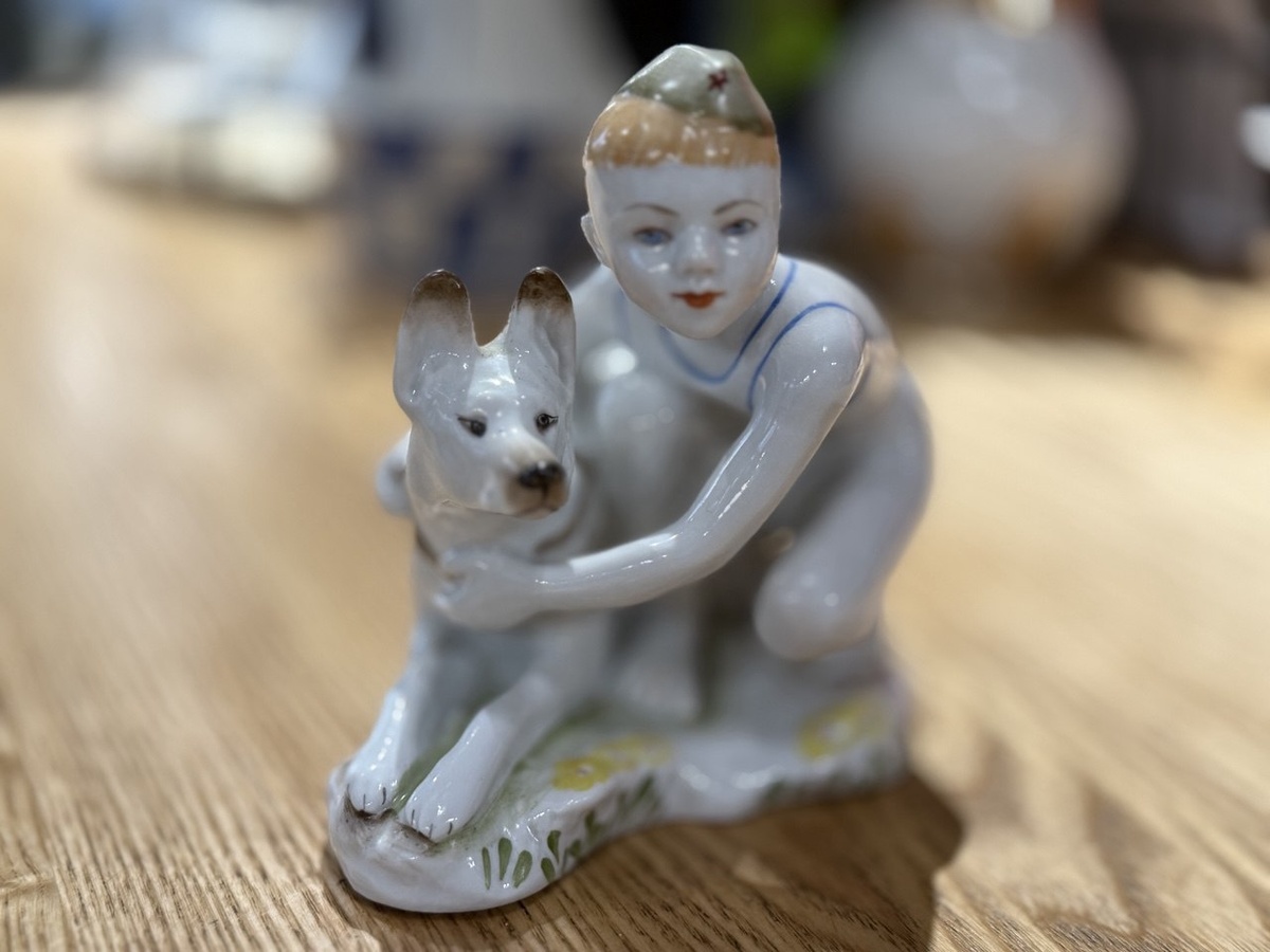 Юный пограничник или мальчик с собакой. Ломоносовский фарфоровый завод ЛФЗ. Конец 1950ых - начало 1960ых годов. Автор: Столбова Г.С. Роспись: Лапунова Е.Н. Статуэтка из частной коллекции Андрея Кудиненко. 