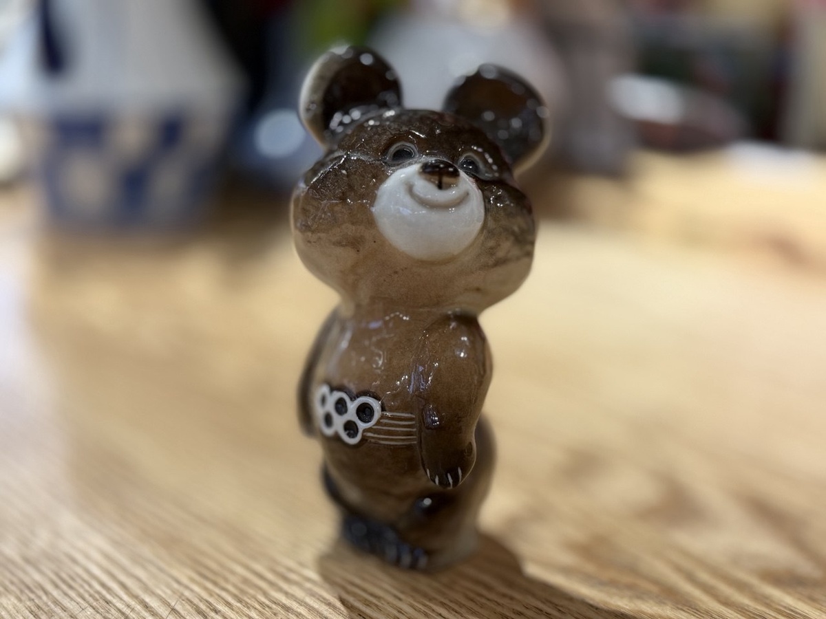 Олимпийский мишка. Ломоносовский фарфоровый завод ЛФЗ. 1970ые. Автор: Веселов П.П. Роспись: Жбанов В.М. Статуэтка из частной коллекции Андрея Кудиненко. 