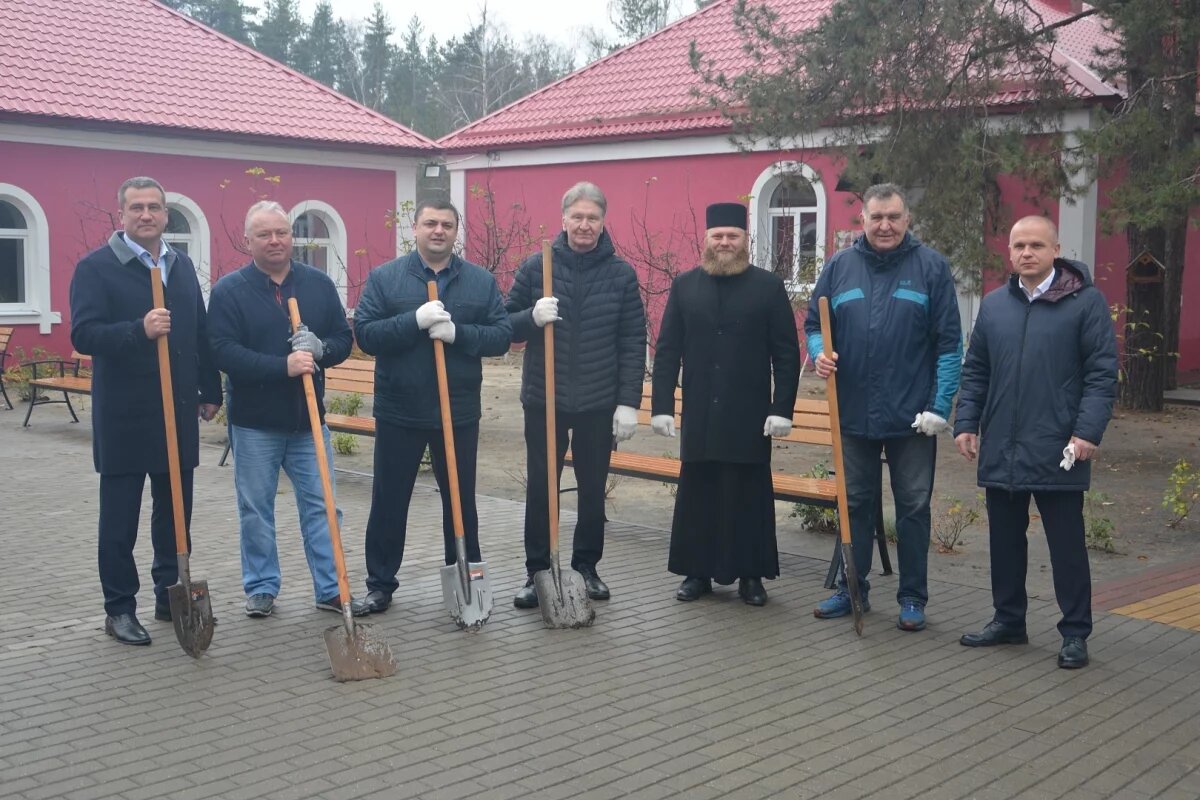    Депутаты гордумы высадили деревья у храма целителя Пантелеимона