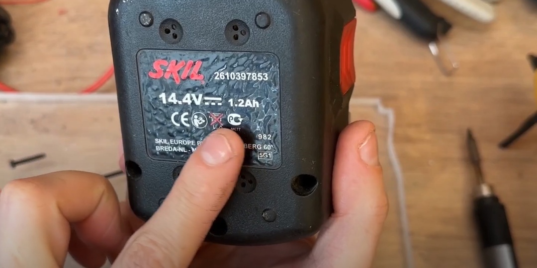 Дал вторую жизнь старому аккумулятору шуруповерта. Теперь крутит лучше нового