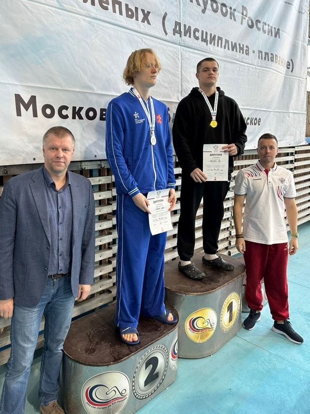 На верхней ступеньке Егор Щитковский admin  📷
