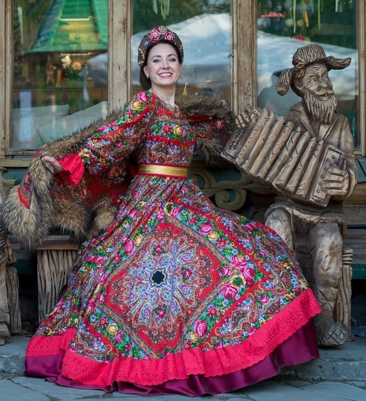 На мне платье из павловопосадских платков - исконно русская роспись