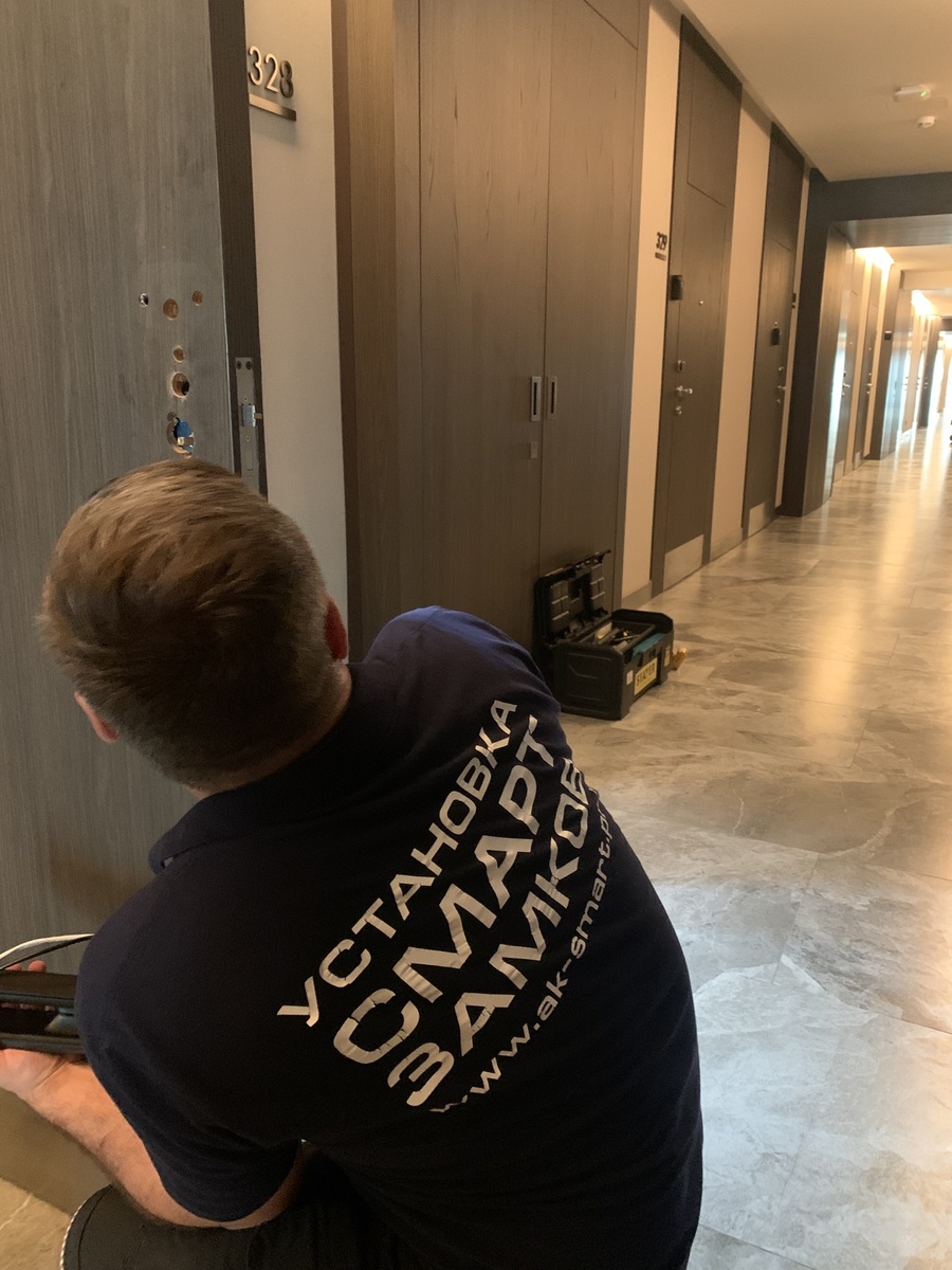 Монтаж электронного замка в отеле Mone Сочи