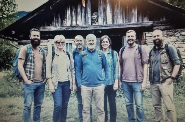    Павел Шатров (в центре) с одной из своих групп. Лето 2024 года. Фото: Из личного архивa