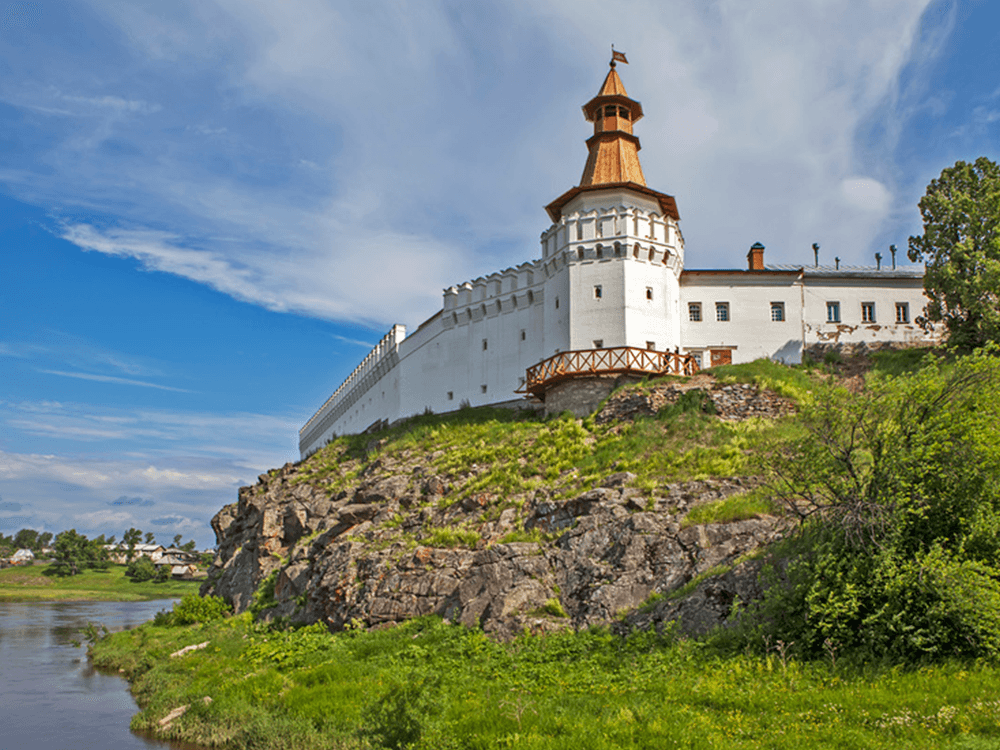 Куда поехать из Екатеринбурга — Далматовский монастырь на скале у берега реки