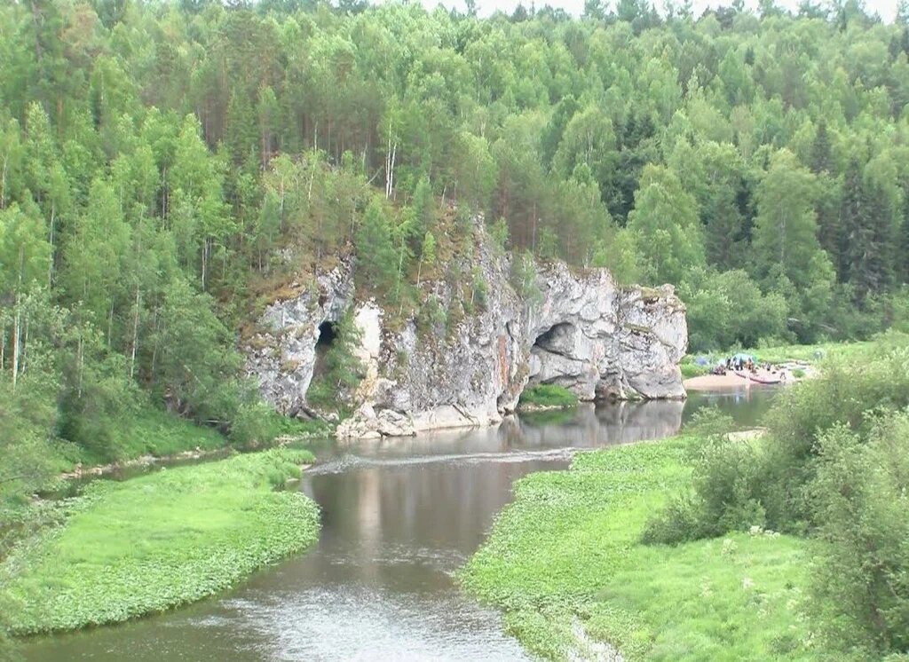 Скалы и пещеры на берегу реки Чусовой в Свердловской области