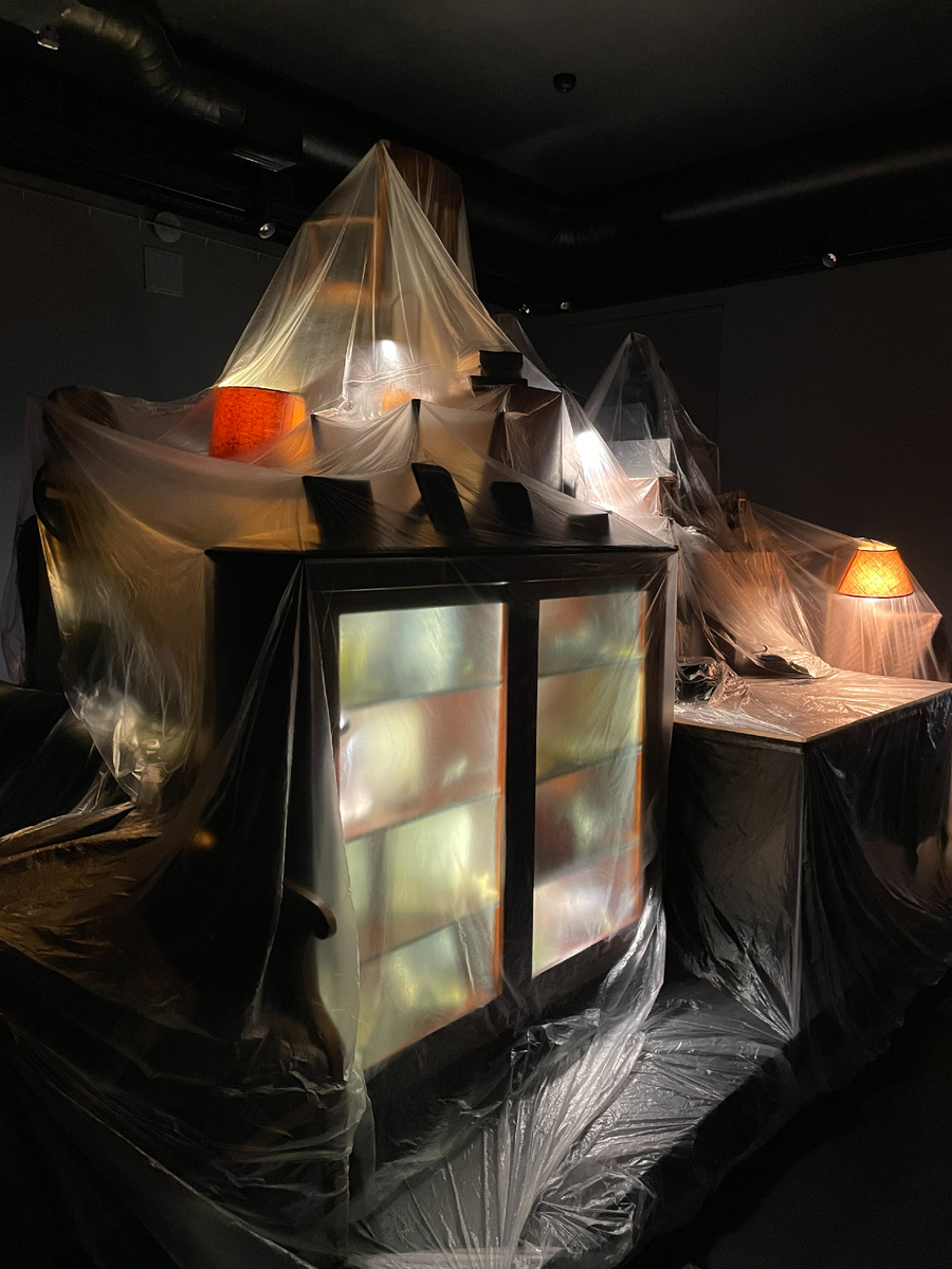 Музей Бродского в Фонтанном доме — литературный, Полторы комнаты - мемориальный. Полторы комнаты - частный проект, его учредитель - предприниматель Максим Левченко.