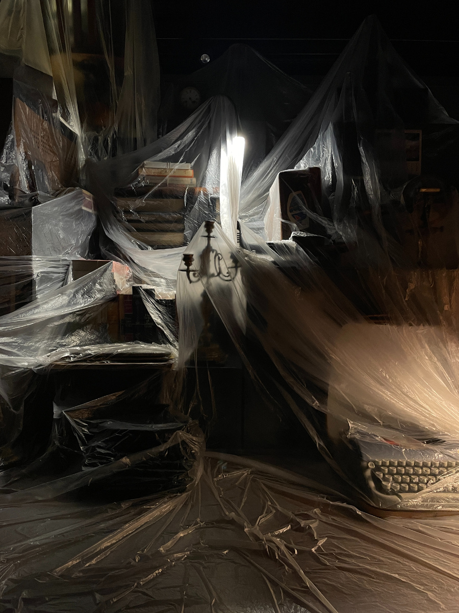 Это две отдельные структуры с разными интересами. Фонтанный дом помогает Полутора комнатам с их создания: обучал хранителей, отдавал для временного экспонирования стол из «американского кабинета», делился материалами.