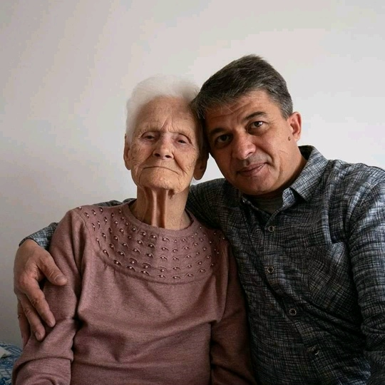 «Я зову её мамой»: таксист из Владикавказа 4 года назад взял в семью 99-летнюю женщину, которая осталась без дома