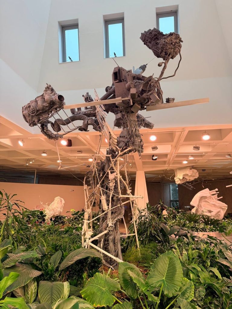    Арт-объект собран из деталей настоящего автобуса Юлия Гончарова