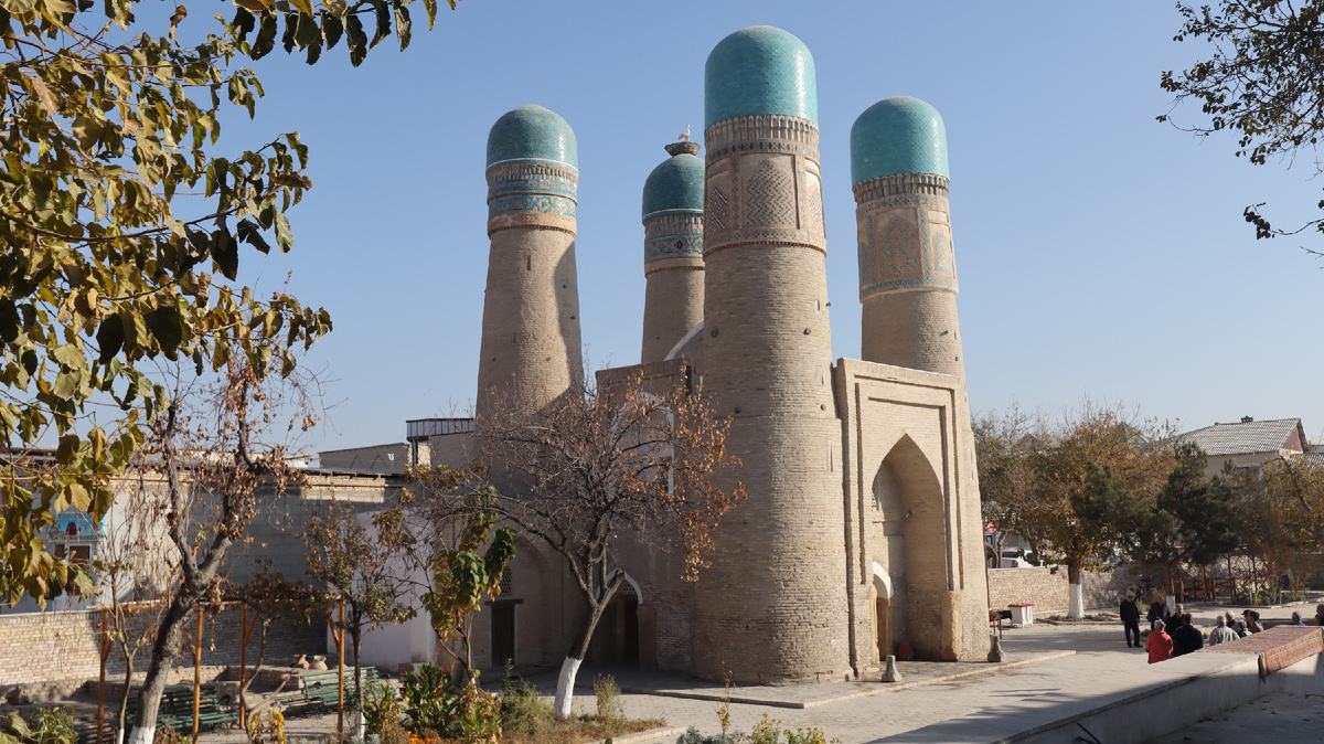 Входная группа бывшего медресе Чор-Минор - один из симоволов Бухары. Фото автора.