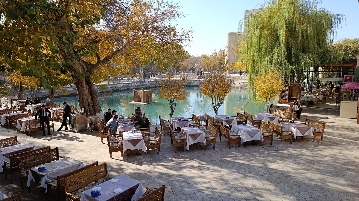 В Старом городе, на Ляби-Хауз тишина, покой и минимум туристов. Фото автора.