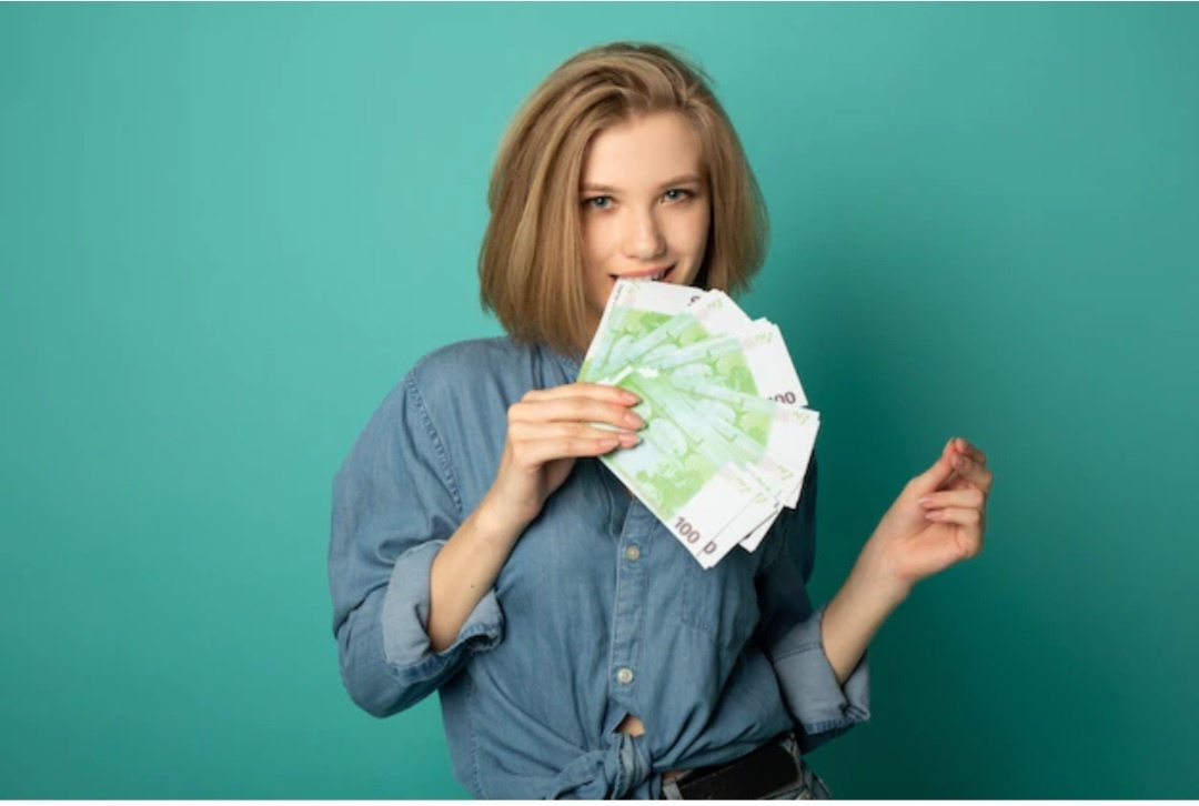 Девушка с деньгами, --взято из интернета с целью ознакомления. 