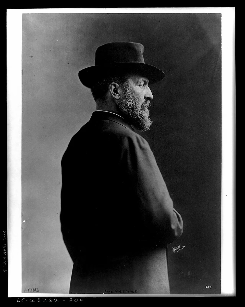 Фото: Президент Джеймс А. Гарфилд позирует для портрета в Сарони, штат Нью-Йорк / Library of Congress