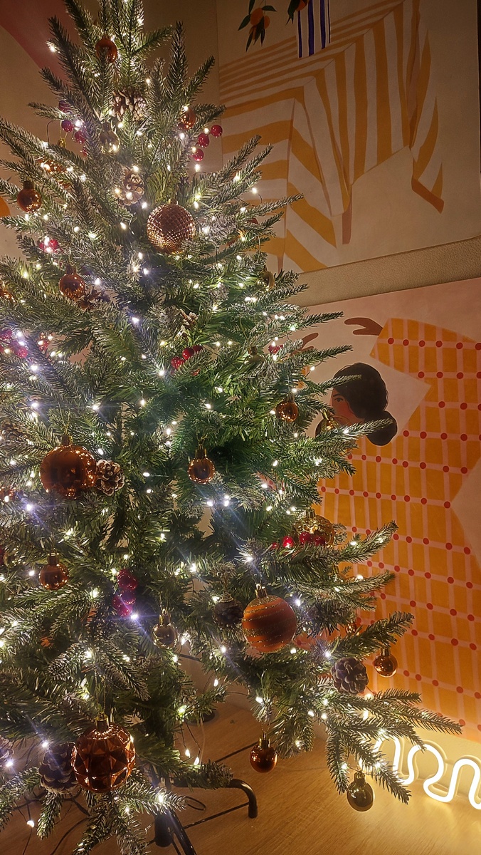 Девушка сзади всплескивает руками: да сколько ж можно!