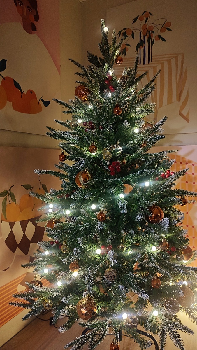 В реальности свет теплее