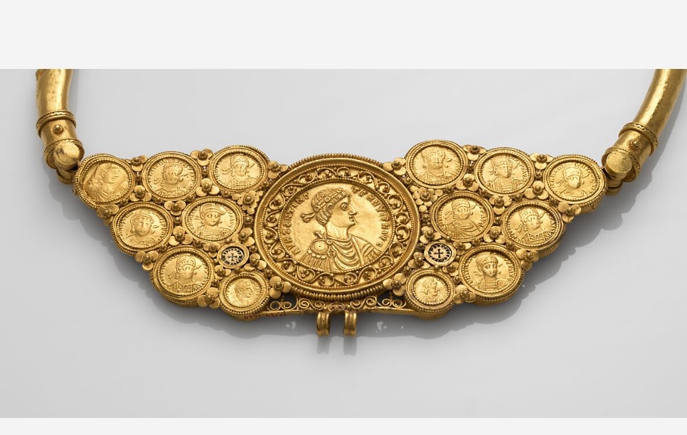 Шейное кольцо VI века, изготовленное в Константинополе из золотых монет, собиравшихся на протяжении 200 лет. 