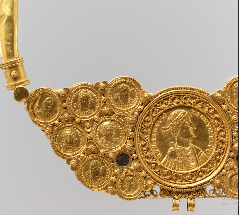На фото можно хорошо рассмотреть золотые монеты, из которых состоит нагрудник.