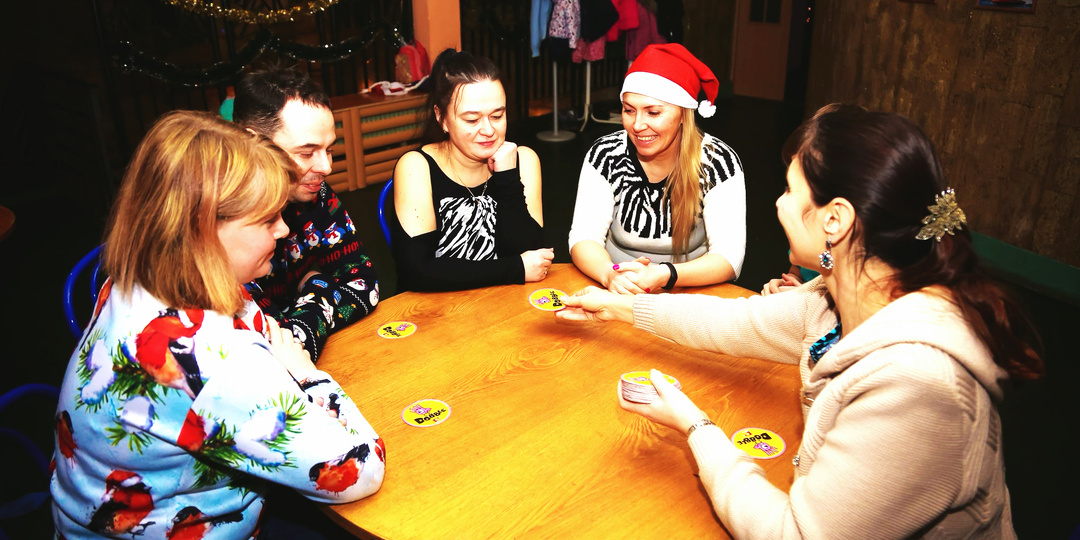 Сценарий новогоднего корпоратива 2026: как устроить прикольный праздник для коллег