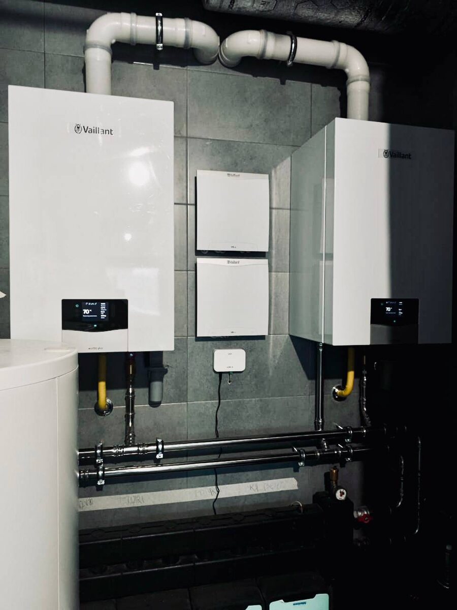 Котельная в доме с двумя конденсационными котлами Vaillant ecoTEC по 35 кВт. Система рассчитана на дом, бассейн и хаммам, установлена автоматика и удаленный доступ, зональные регуляторы температур.