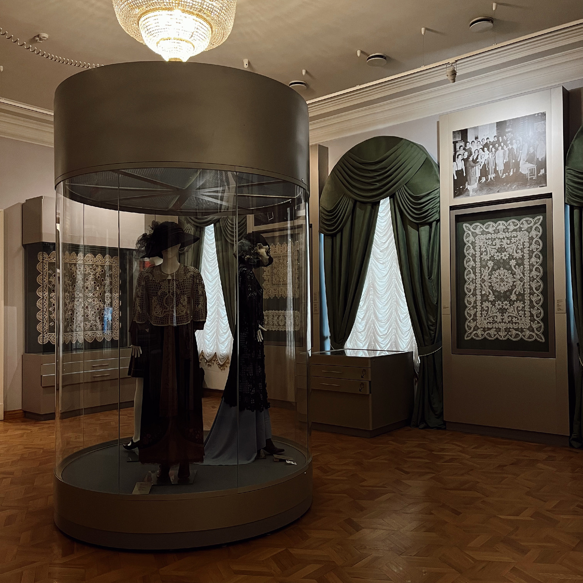 Серо-песочный зал встречает нас первым. Фото автора