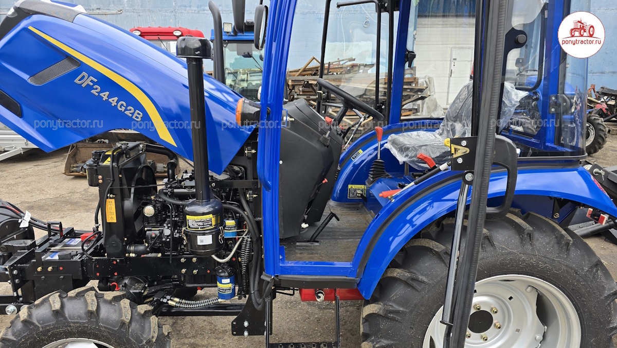 Место оператора в кабине мини-трактора Dongfeng DF-244G2B. Ровный пол, рычаги управления расположены по бокам оператора, сиденье подпружиненно и регулируется под рост и вес оператора. Фото автора.