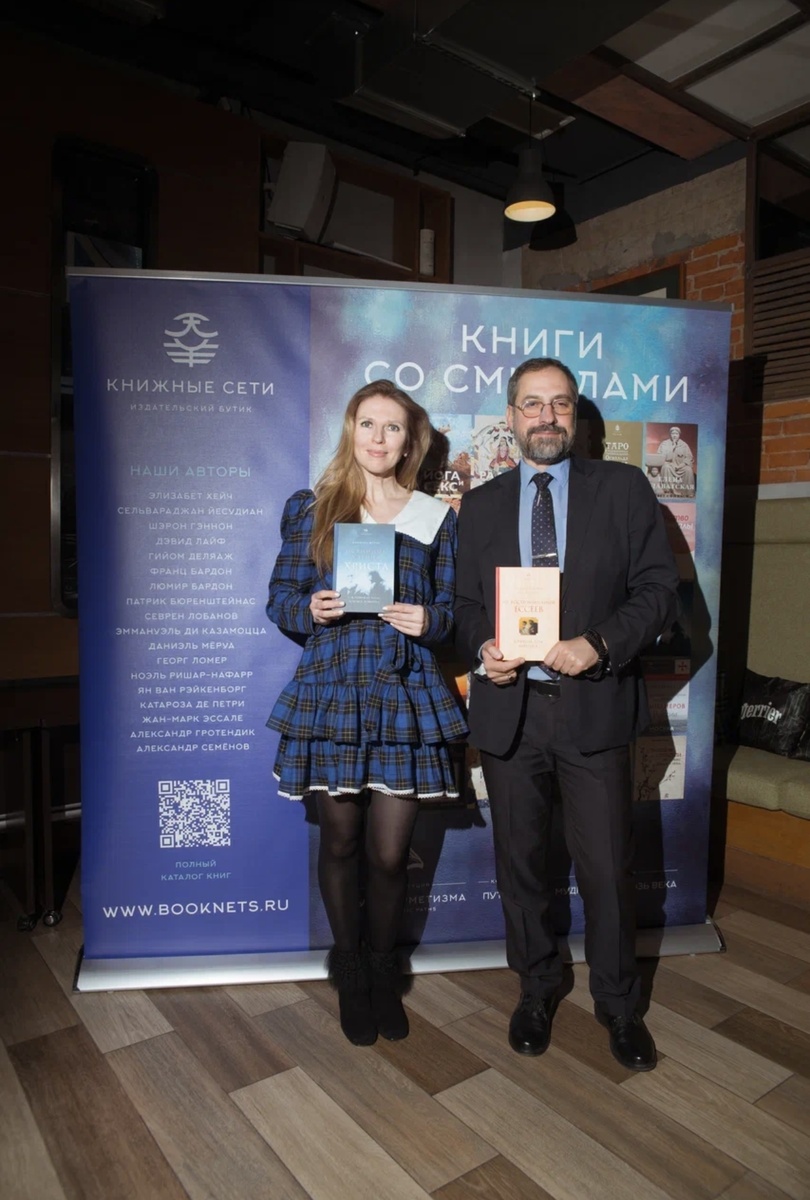 Руководитель Издательского бутика «Книжные Сети» вместе с лектором Романом Нутрихиным. 