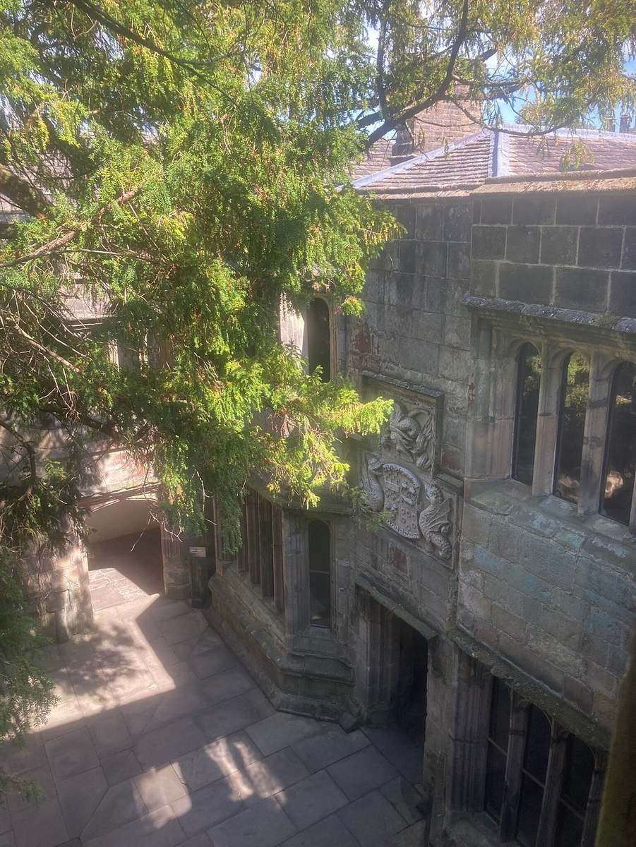 Замок Скиптон https://www.tripadvisor.ru/Attraction_Review-g209940-d211969-Reviews-Skipton_Castle-Skipton_North_Yorkshire_England.html