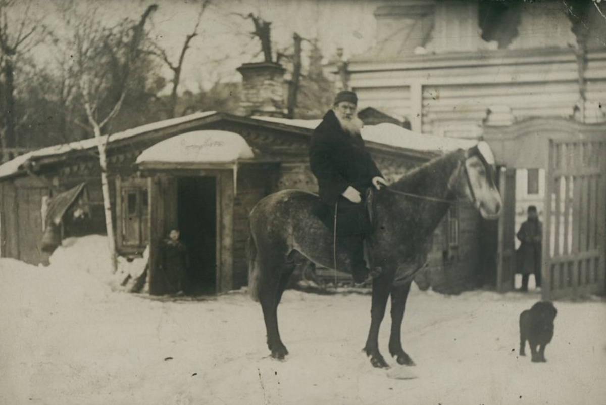 Л.Н. Толстой верхом во дворе московского дома, 1898 