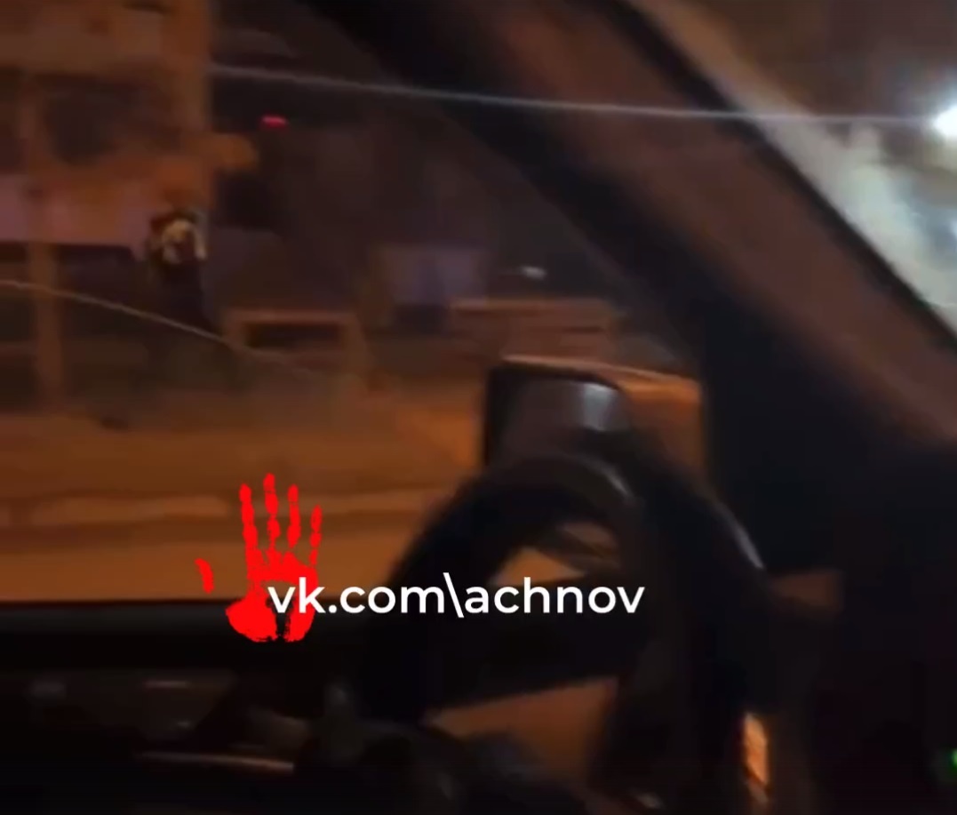 Инспектор ГАИ бежит за пьянгым водителем