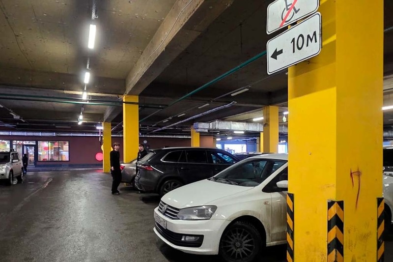    Рейд прошел сегодня на крытой парковке "Ленты" на Шекснинском проспекте. Нарушения фиксировали общественники и инспектор Госавтоинспекции.