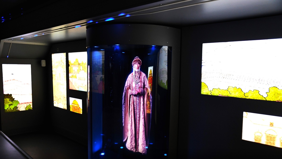    В Макеевке развернули мобильную экспозицию «Россия - моя история»