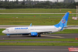    Уникальная переходная ливрея: цвета "Добролёта"/"Победы", наклейки Оренбургских авиалиний