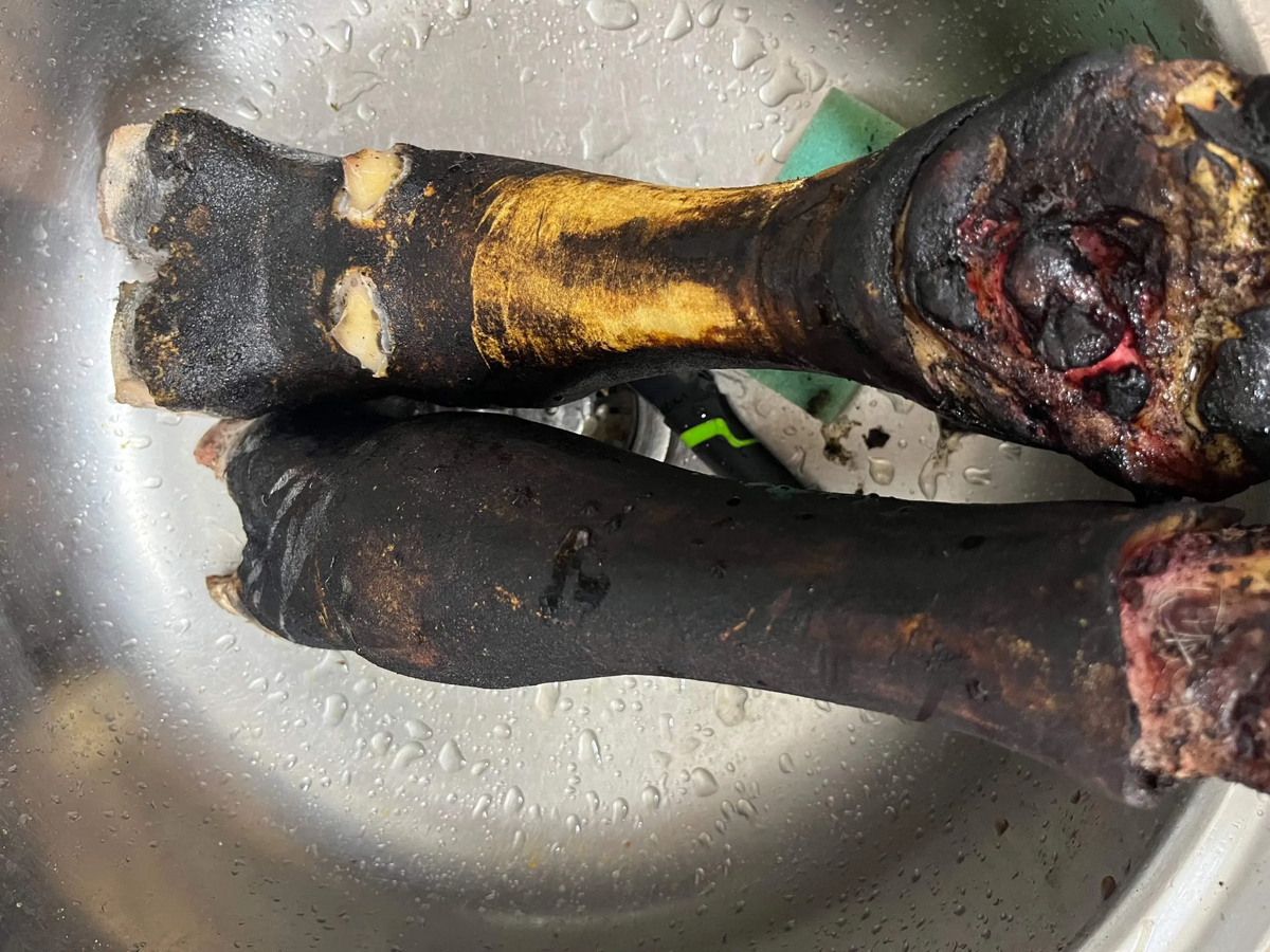 Начала мыть  и скоблить под горячей водой,чтобы убрать большую грязь.