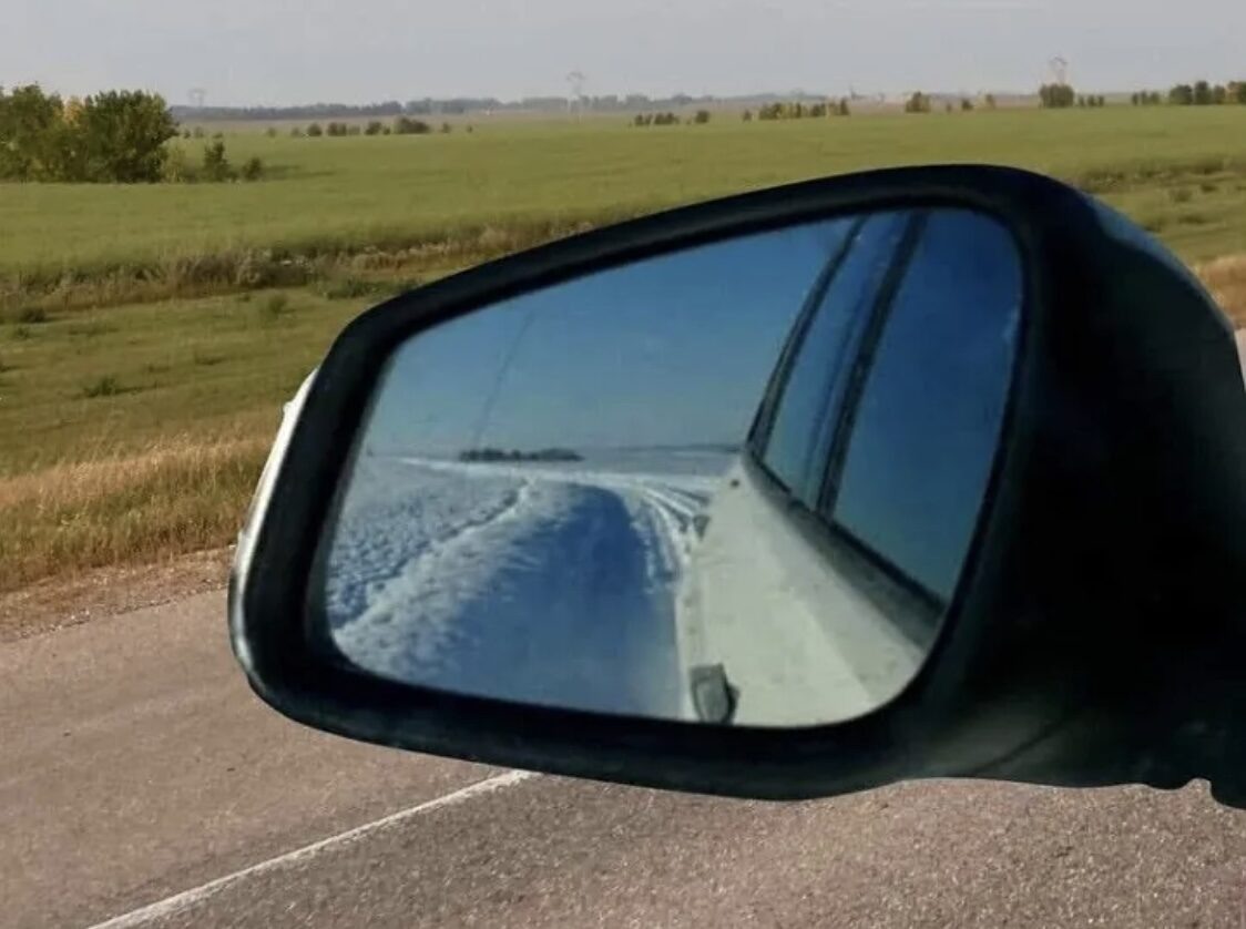 Предметы в зеркале ближе, чем кажутся )) а так хочется ЛЕТО...