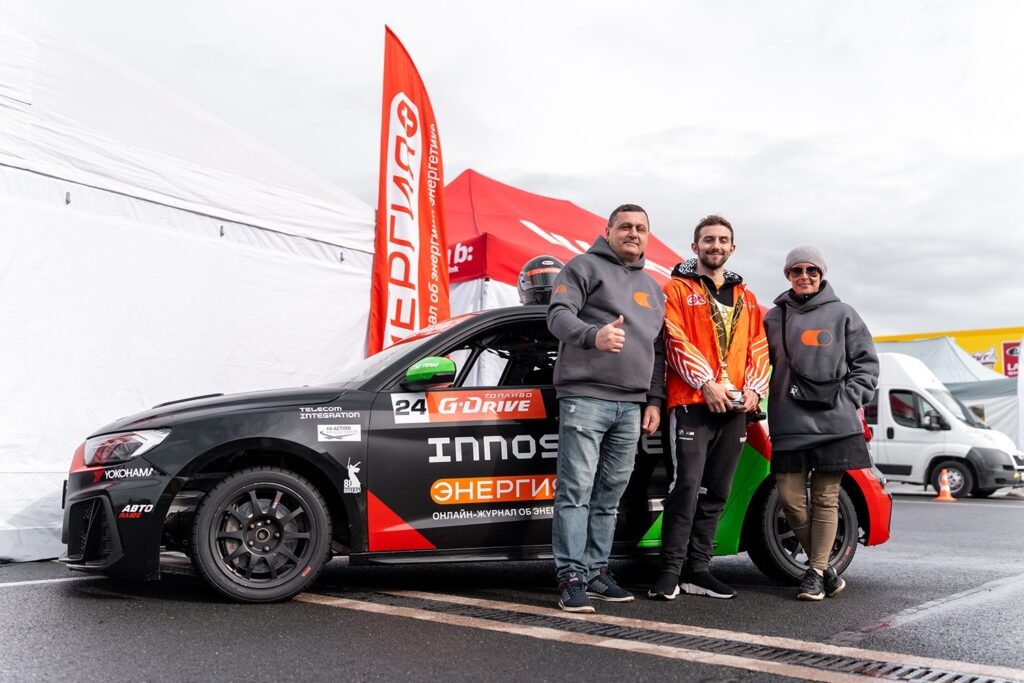    Гонщик Кирилл Зиновьев вместе с читателями «Энергии+»