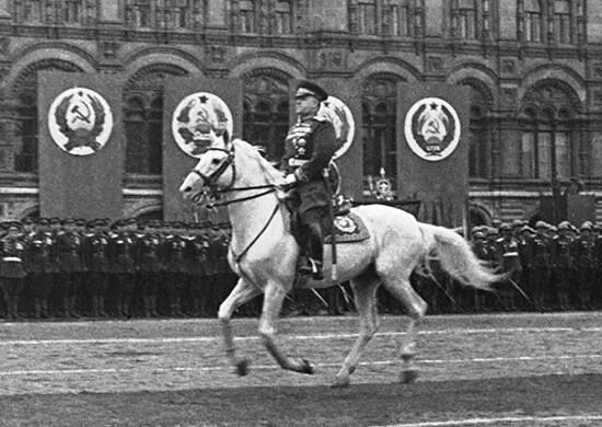 Георгий Жуков принимает Парад Победы. 24 июня 1945. Фото: https://vk.cc/cRSgle