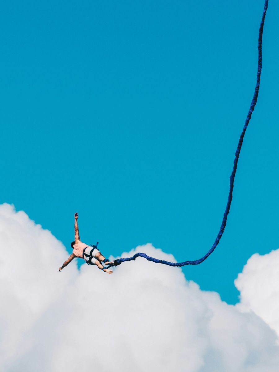 Банджи можно заниматься круглый год, даже в снег, дождь и ветер, а для роупджампинга обычно выбирают сухую и безветренную погоду. Фото: Jeffrey Grospe / Unsplash