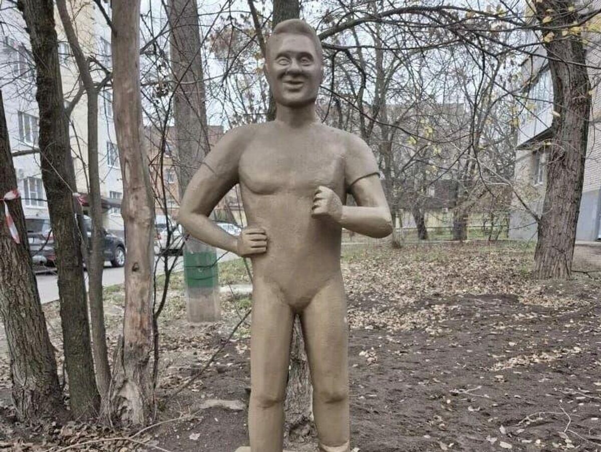    Статуя актера Деревянко в Таганроге© РИА Новости