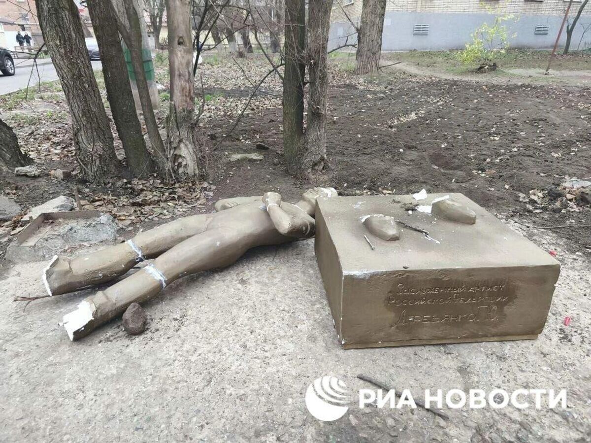  Статую актера Деревянко в Таганроге сдуло ветром© РИА Новости
